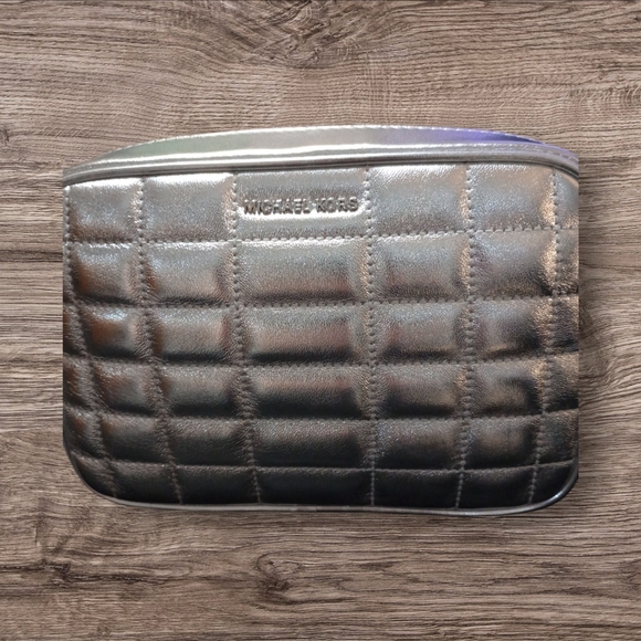 Michael Kors Silver Medium Camera Bag Crossbody Handbag, NWT - Picture 4 of 8